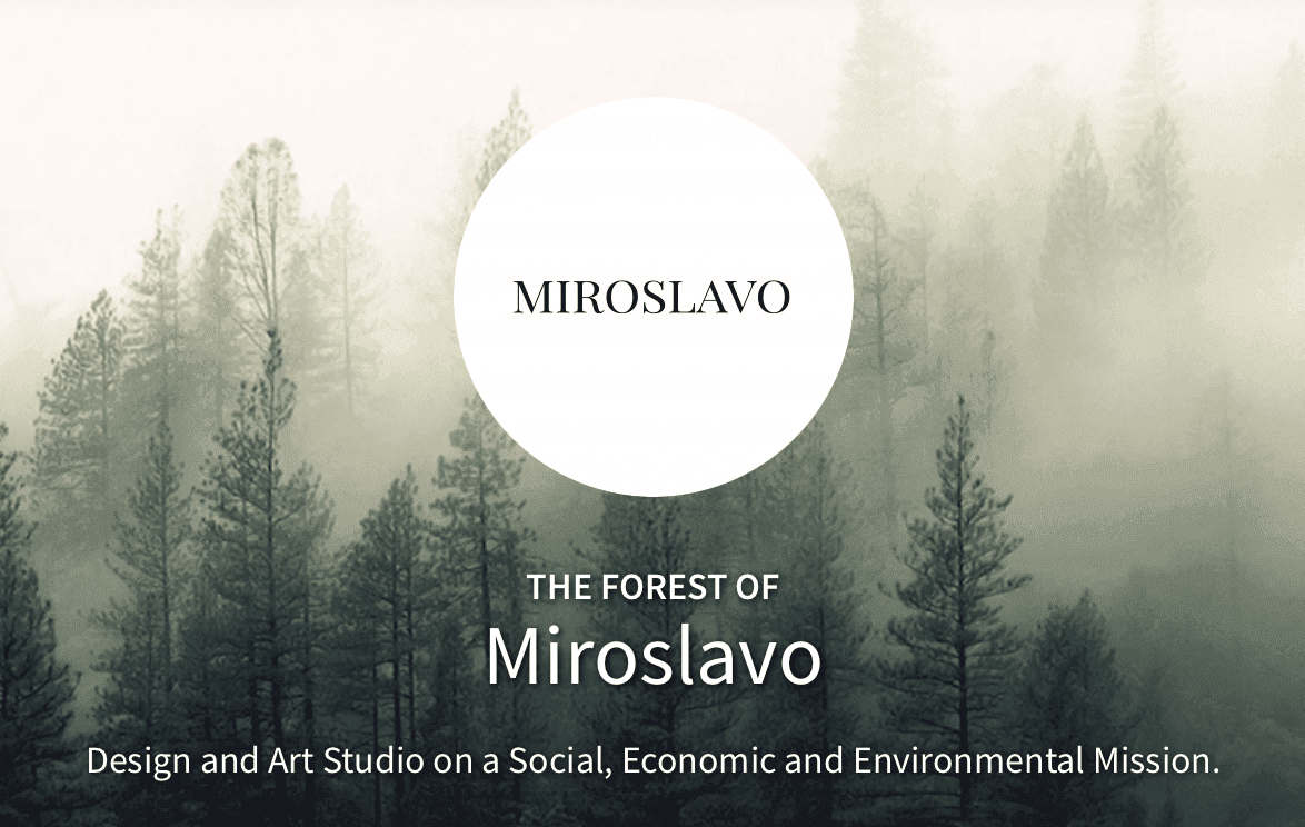 Miroslavo planta el primer árbol para compensar las emisiones de CO2.