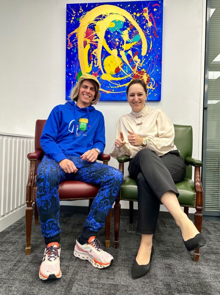 Collectors with an original Miroslavo painting — contemporary abstract art
