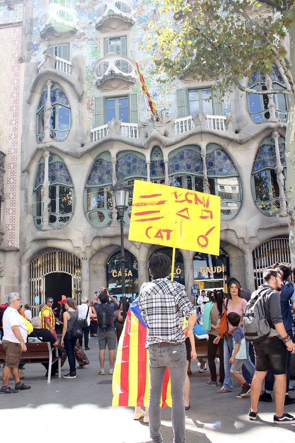[:en]Miroslavo’s Public Art: Catalunya’s Diada Celebration in Barcelona[:] [:cs]Veřejné umění Miroslava: Oslavy Diada v Barceloně, Catalunya[:] [:es]Celebración Diada de Catalunya en Barcelona[:]