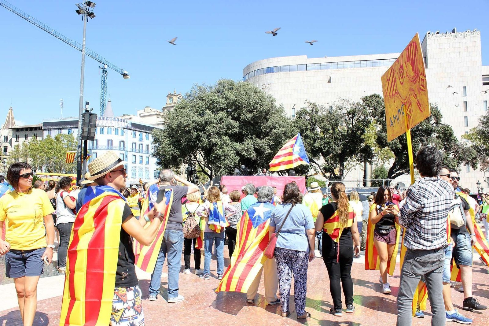 [:en]Miroslavo’s Public Art: Catalunya’s Diada Celebration in Barcelona[:] [:cs]Veřejné umění Miroslava: Oslavy Diada v Barceloně, Catalunya[:] [:es]Celebración Diada de Catalunya en Barcelona[:]
