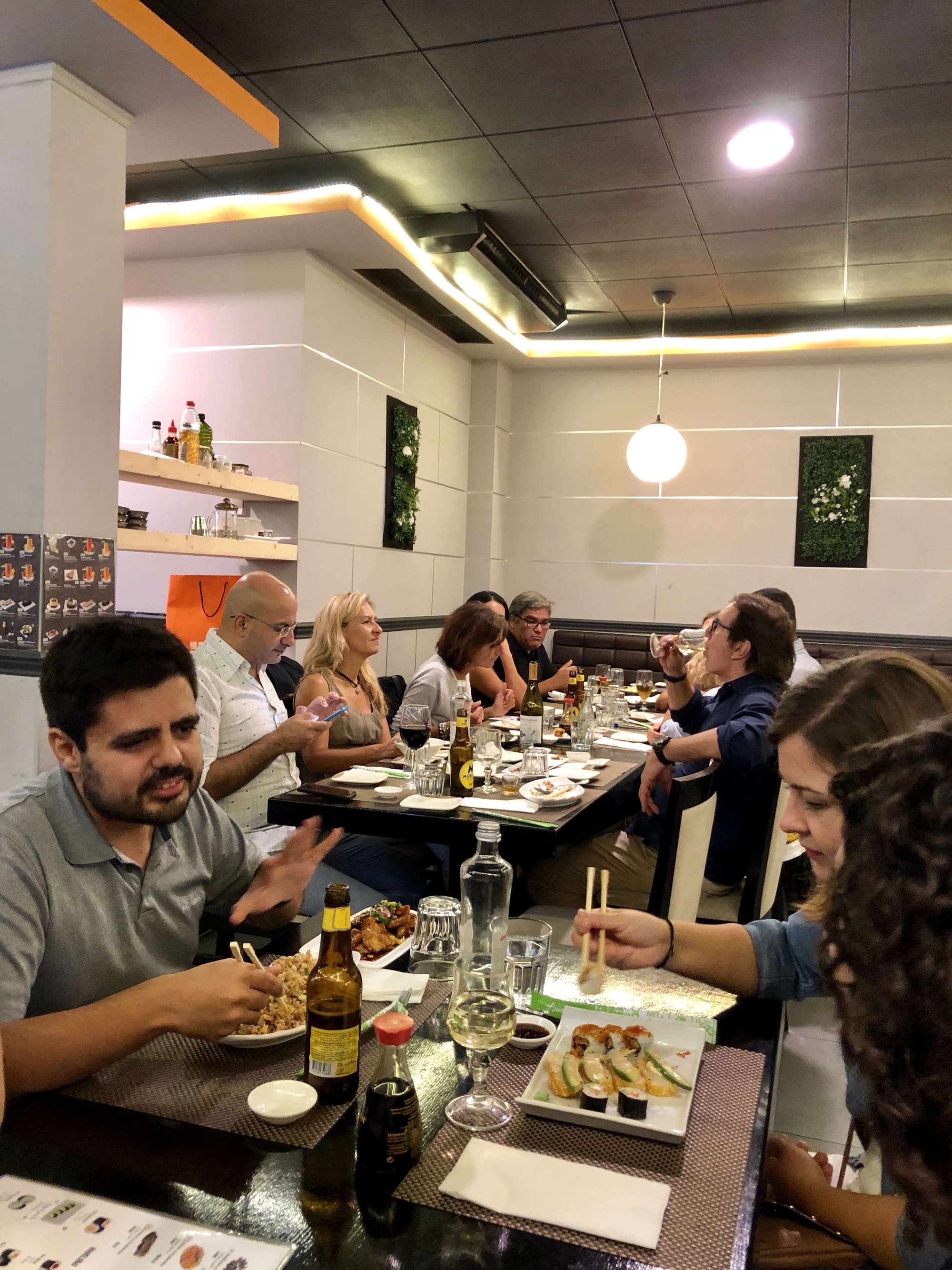 People eating at Art i Sushi amb Miroslavo, Barcelona
