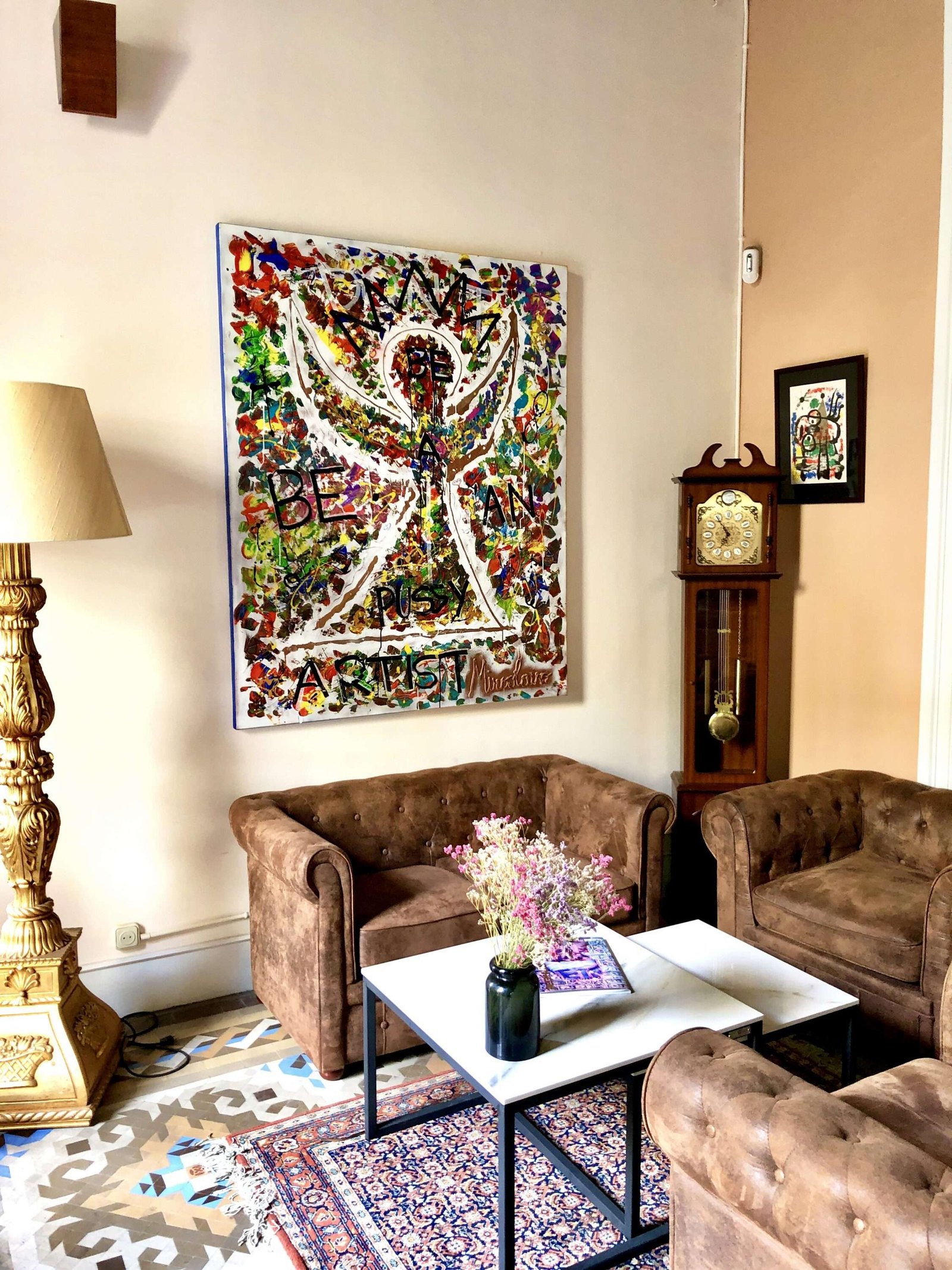 The Allure of Abstract Wall Art for the Living Room 5 Image shows the painting of Independence by Miroslavo displayed in Club 23 in Barcelona on a wall in a beautiful interior space.
