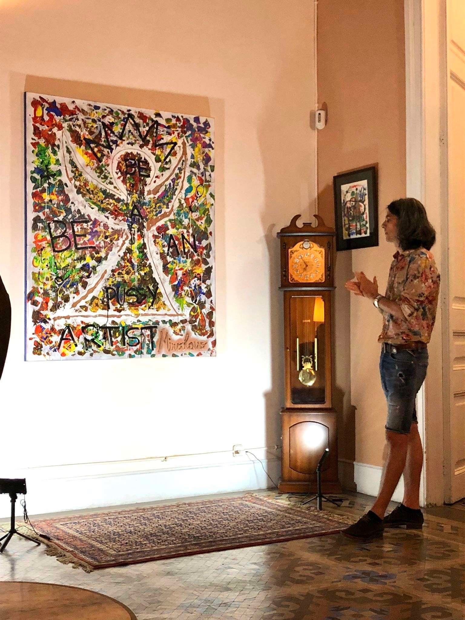 Miroslavo presenting his painting independence in front of live audience.